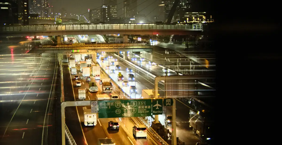 夜の高速道路を走るトラック